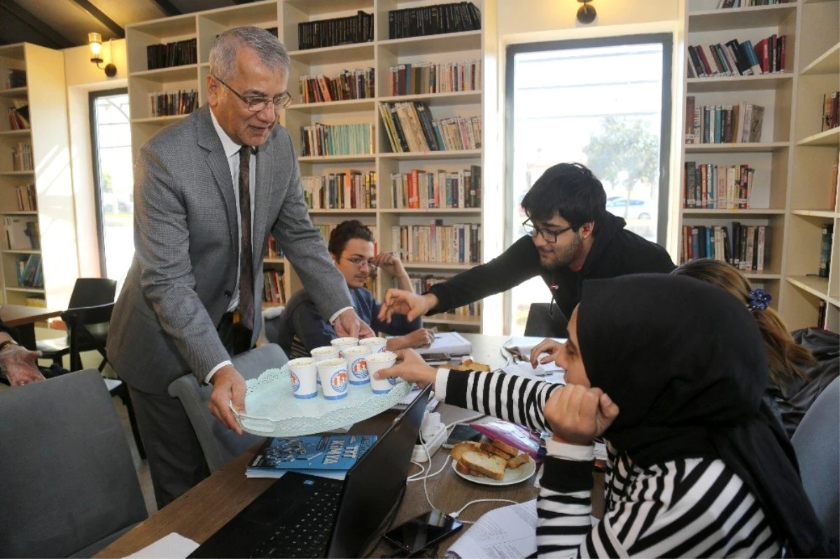 Başkan Tarhan\'dan ders çalışan öğrencilere çorba servisi