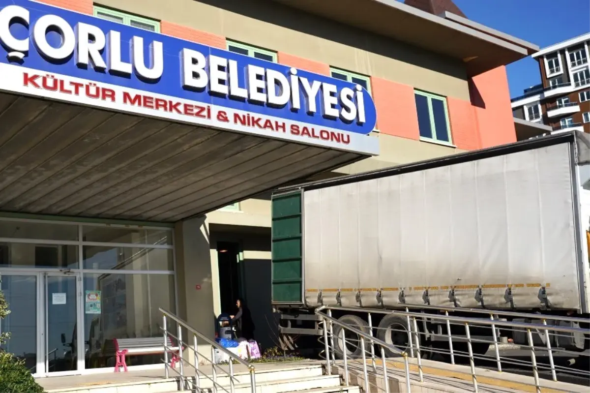 Çorlu\'da toplanan yardım malzemeleri deprem bölgesine gönderildi