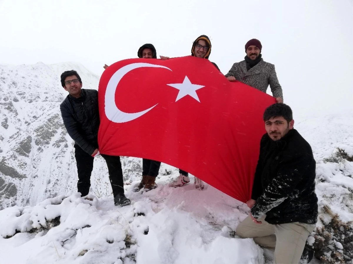 Dalgalandırdıkları Türk bayrağı ile Yunan Vekil Lagos\'u kınadılar
