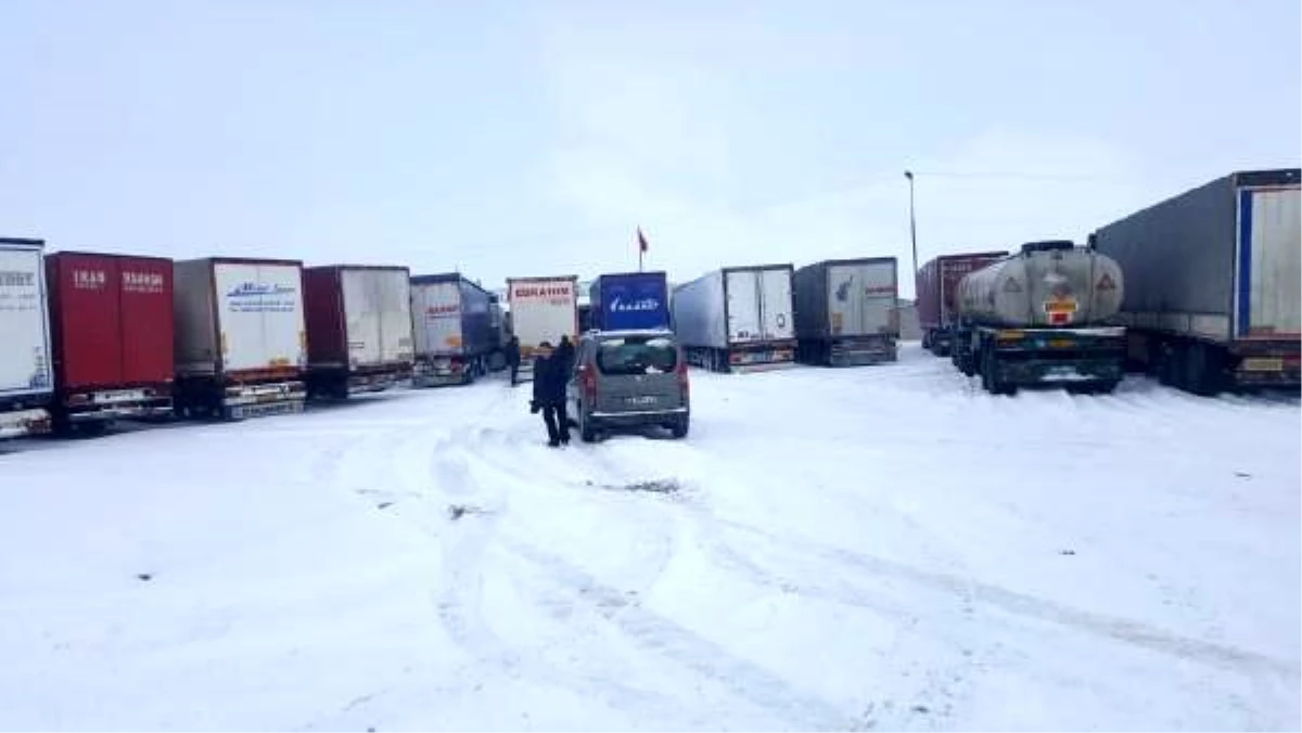 Doğu\'da kar esareti: 2 bin 25 köy yolu kapandı (2)