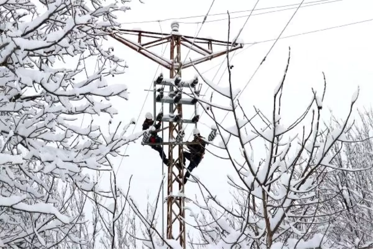 Enerji arıza ekipleri zorlu kış şartlarıyla mücadele ediyor