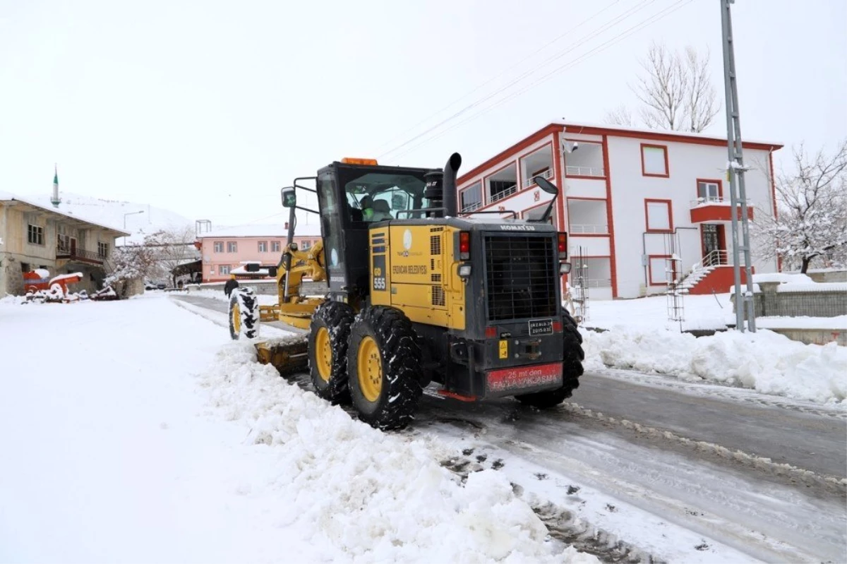 Erzincan\'da kar ve tipiden kapanan yollar açılıyor