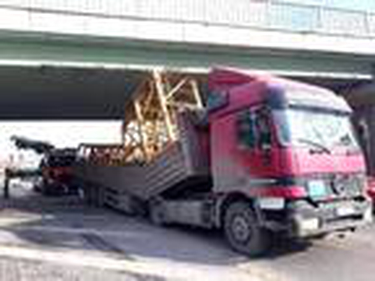 Esenyurt\'ta TIR köprü altına sıkıştı yoğunluk oluştu