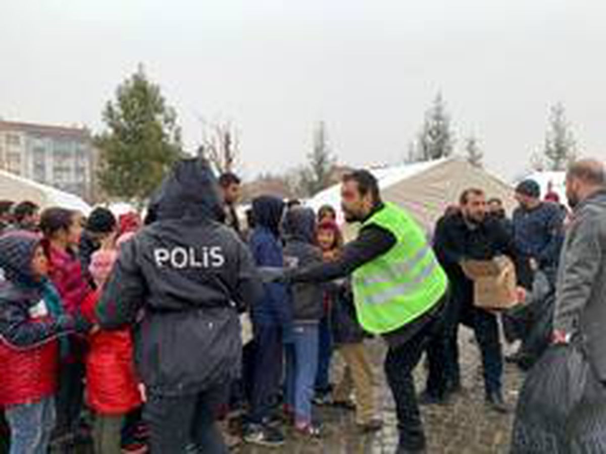 Gönüllüler, deprem bölgesinde destek veriyor
