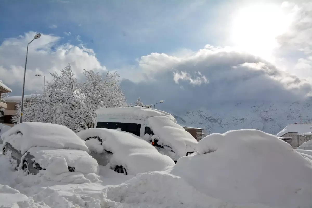 Hakkari\'de 307 yerleşim yolu ulaşıma kapandı