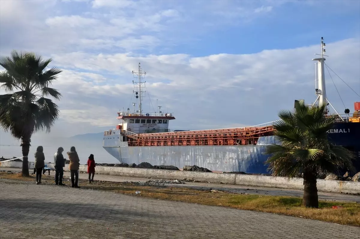 Hatay\'da karaya oturan kargo gemisi kurtarıldı