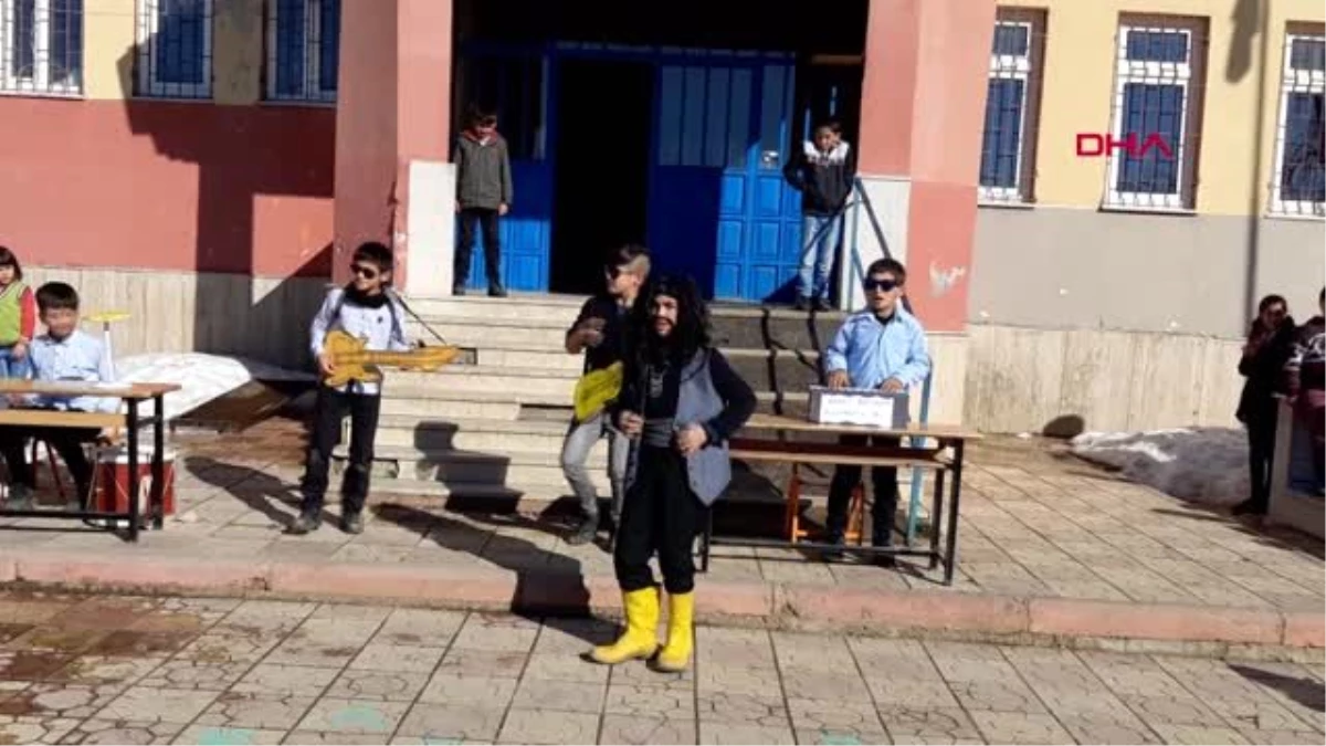 Kahramanmaraş öğrenciler, barış manço\'yu doğum gününde şarkılarıyla andı