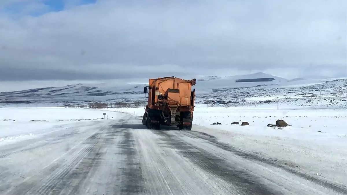 Kars\'ta tipiden 181 köy yolu ulaşıma kapandı