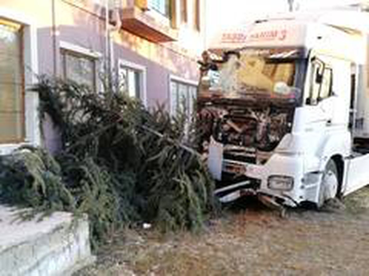 Kontrolden çıkan tır önüne geldiyse devirdi