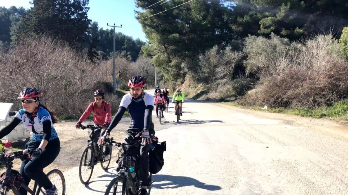 Kuşadalı bisikletçiler, bu defa barınaktaki hayvanlar için pedal çevirdi