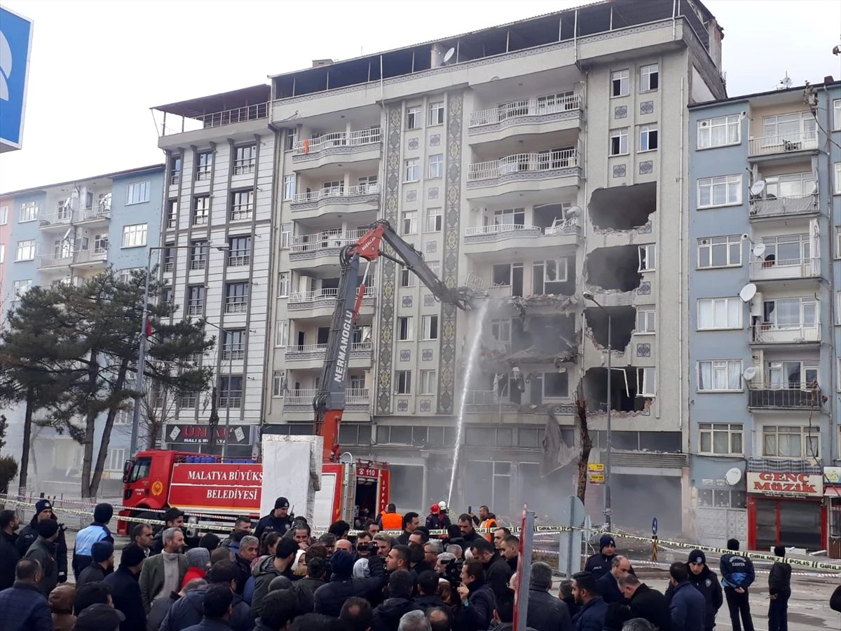 Malatya\'da ağır hasarlı bina kontrollü yıkılıyor