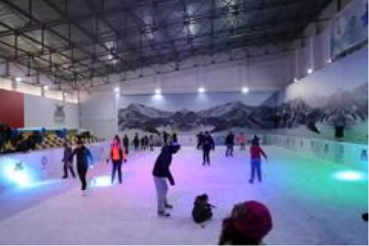 Mardin\'de öğrenciler yarı yıl tatilinde buz pistine akın etti