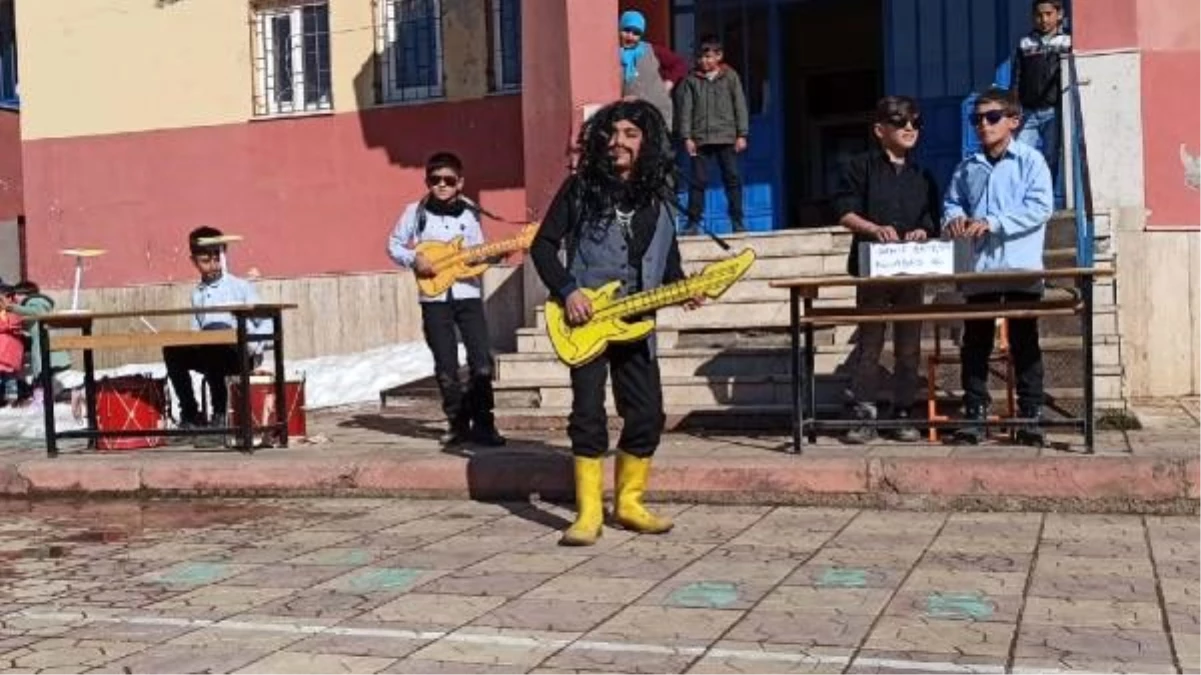 Öğrenciler, Barış Manço\'yu doğum gününde şarkılarıyla andı
