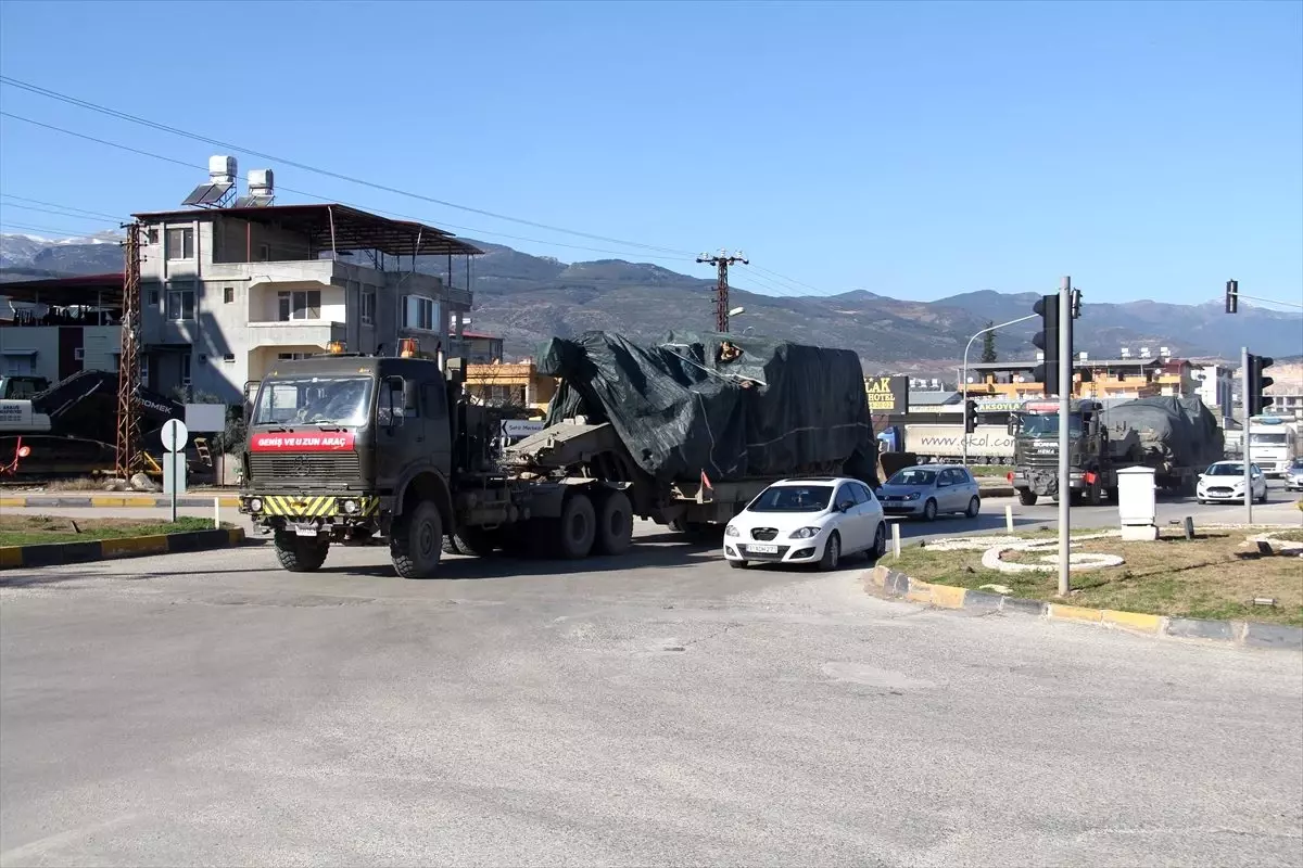 Sınır birliklerine obüs ve zırhlı araç sevkiyatı