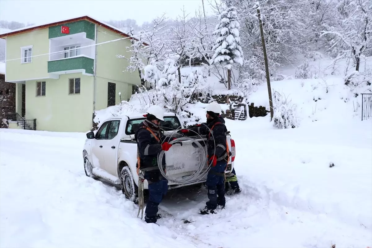 Sivas\'ta enerji timlerinin kar ve karanlıkla mücadelesi