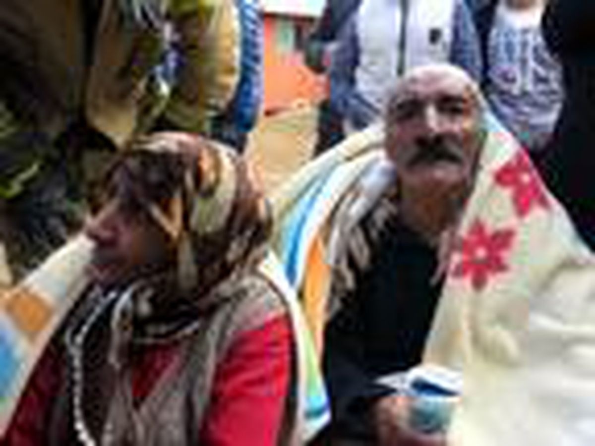 Ümraniye\'de yangında mahsur kalan yaşlı çifti komşuları kurtardı