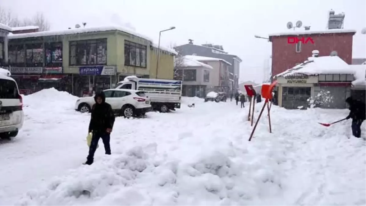 Vartolu esnafın 2 metrelik kardan adamı