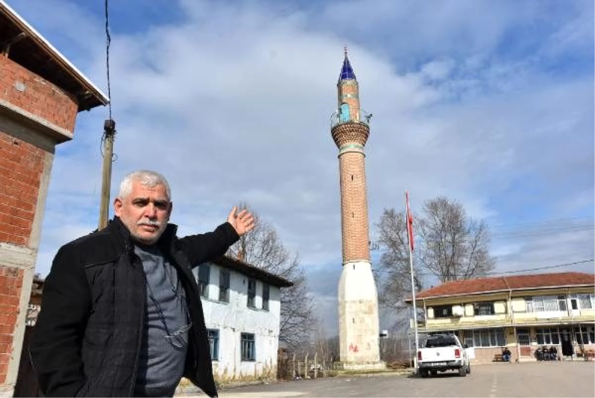 Vatandaşların yıkmaya kıyamadığı camisiz minareyi gören şaşıp kalıyor
