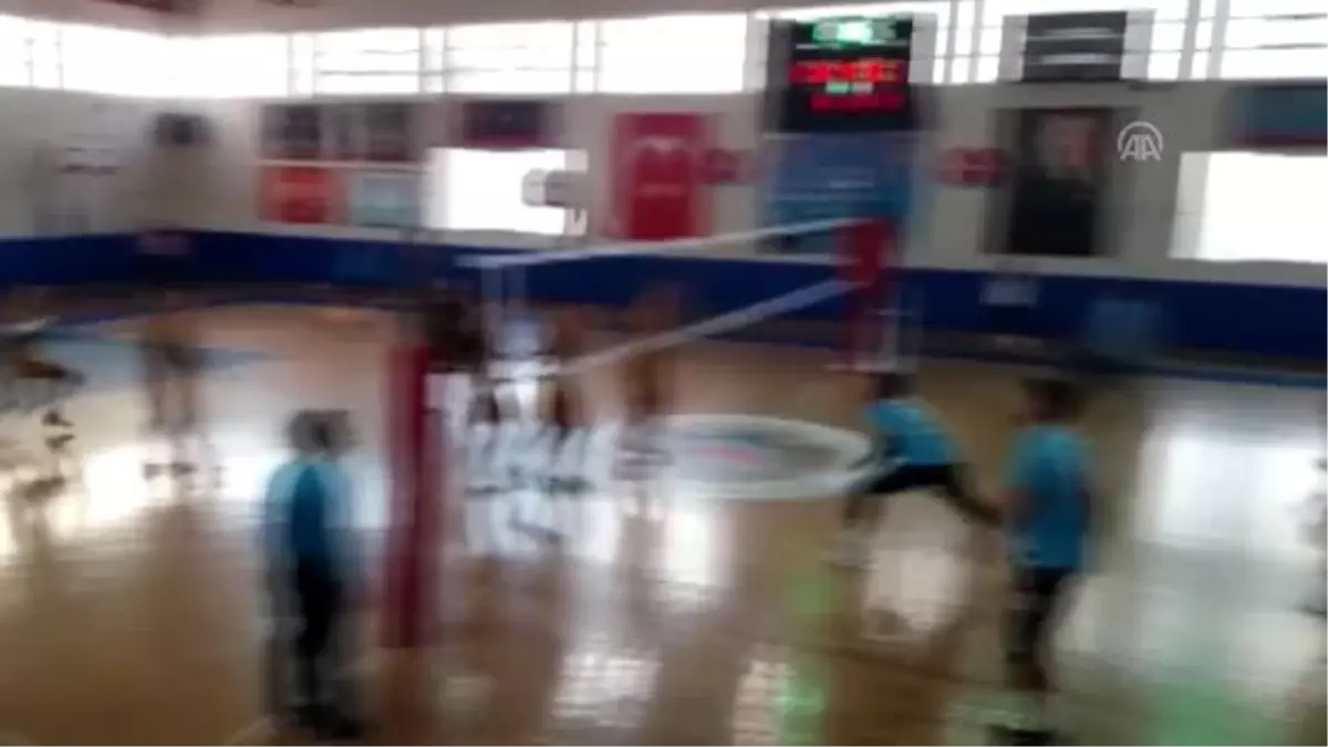 Voleybol Erkekler 1. Ligi maçında kavga