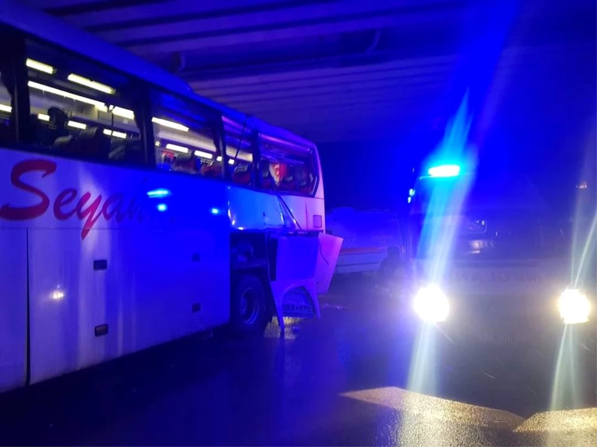 Yolcu otobüsü kaza yaptı: 9 yaralı