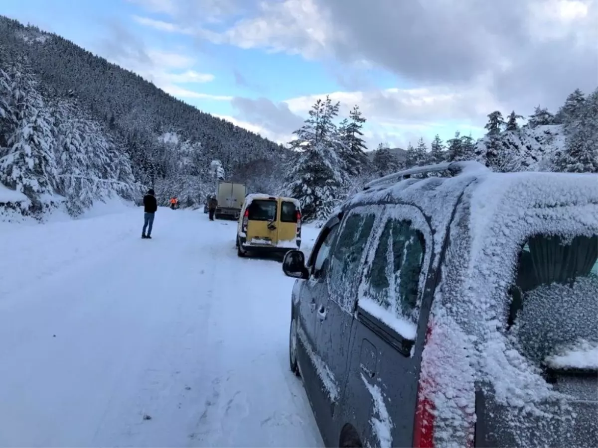 Yolda kayan saman yüklü kamyon, trafiği durdurdu