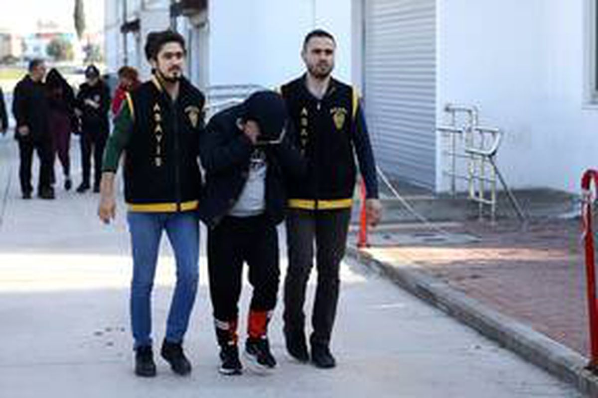 Adana\'da otomobil sürücüsünün parasını çaldıkları iddiasıyla 4 şüpheli yakalandı