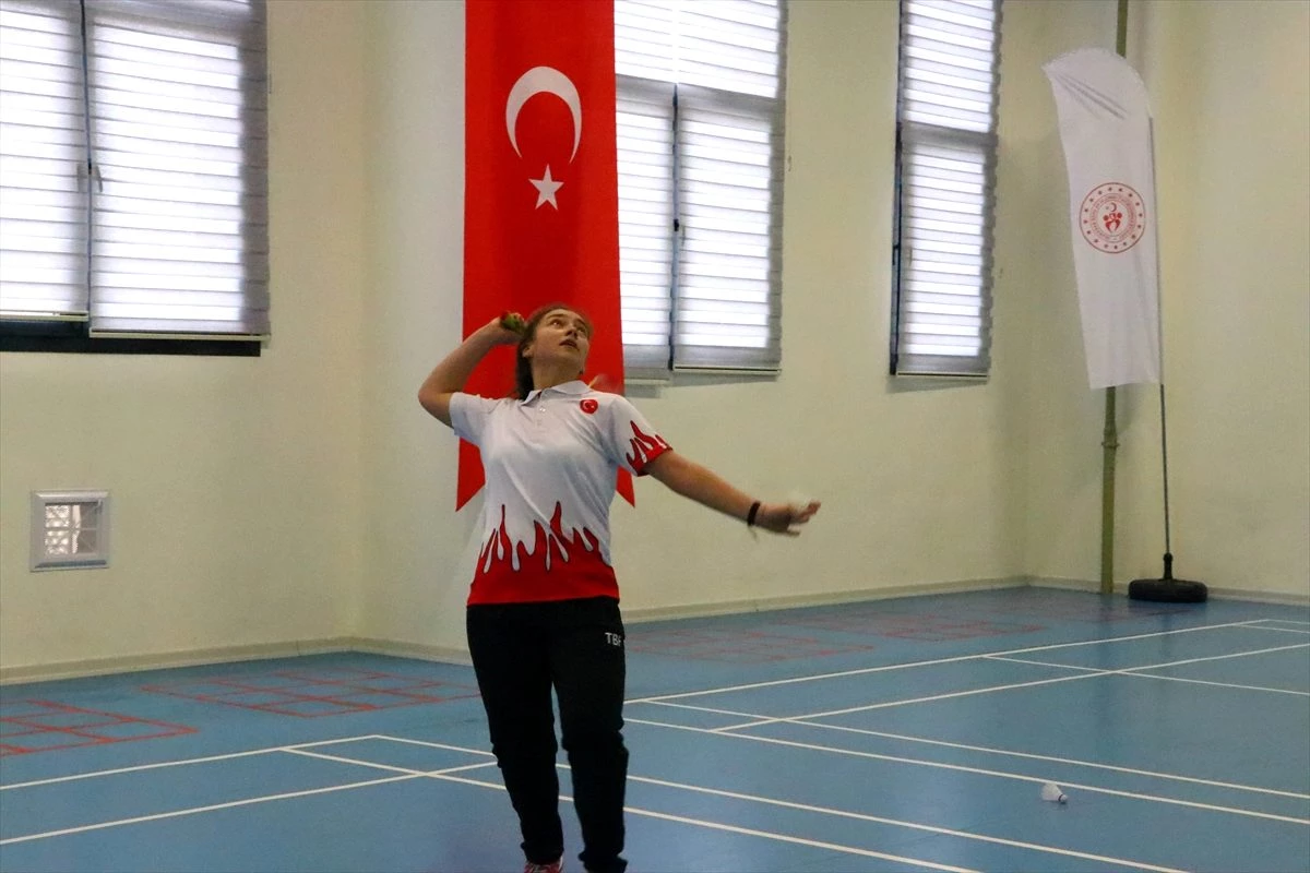 Badmintoncu Sinem\'in hedefi Avrupa şampiyonasında kürsüye çıkmak