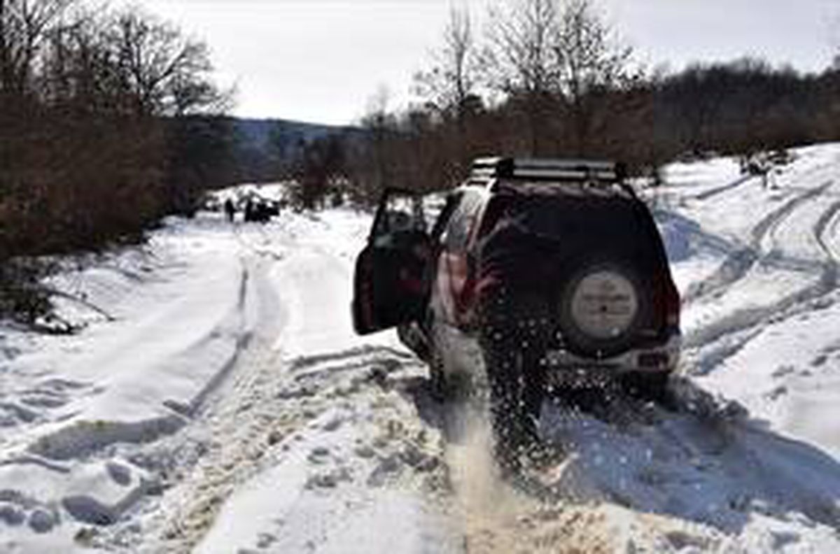 Bilecik\'te off-road tutkunlarının kar ve çamur kaplı parkurda sürüş keyfi