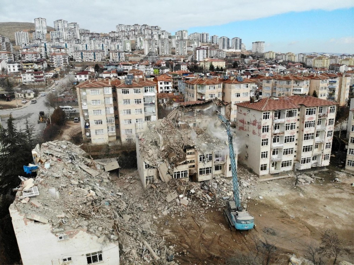 Elazığ\'da depremde hasar gören binalar yıkılıyor