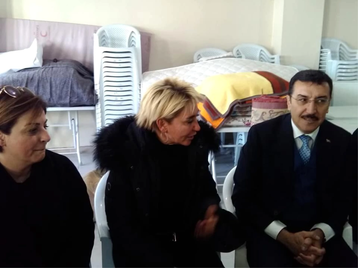 Gönüllülerin deprem bölgesine yardımları sürüyor