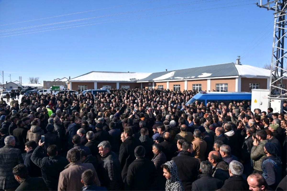 İçişleri Bakanı Soylu, Ağrı\'da cenaze namazına katıldı