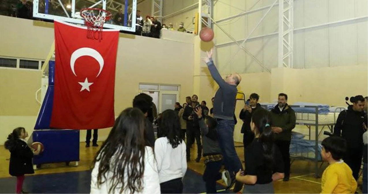 İçişleri Bakanı Soylu, Elazığ\'da depremzede çocuklarla basketbol oynadı