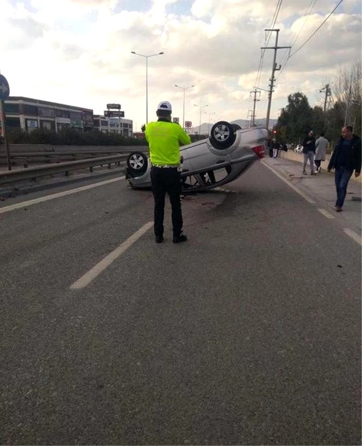 İzmir\'de otomobil takla attı: 1 ölü, 4 yaralı