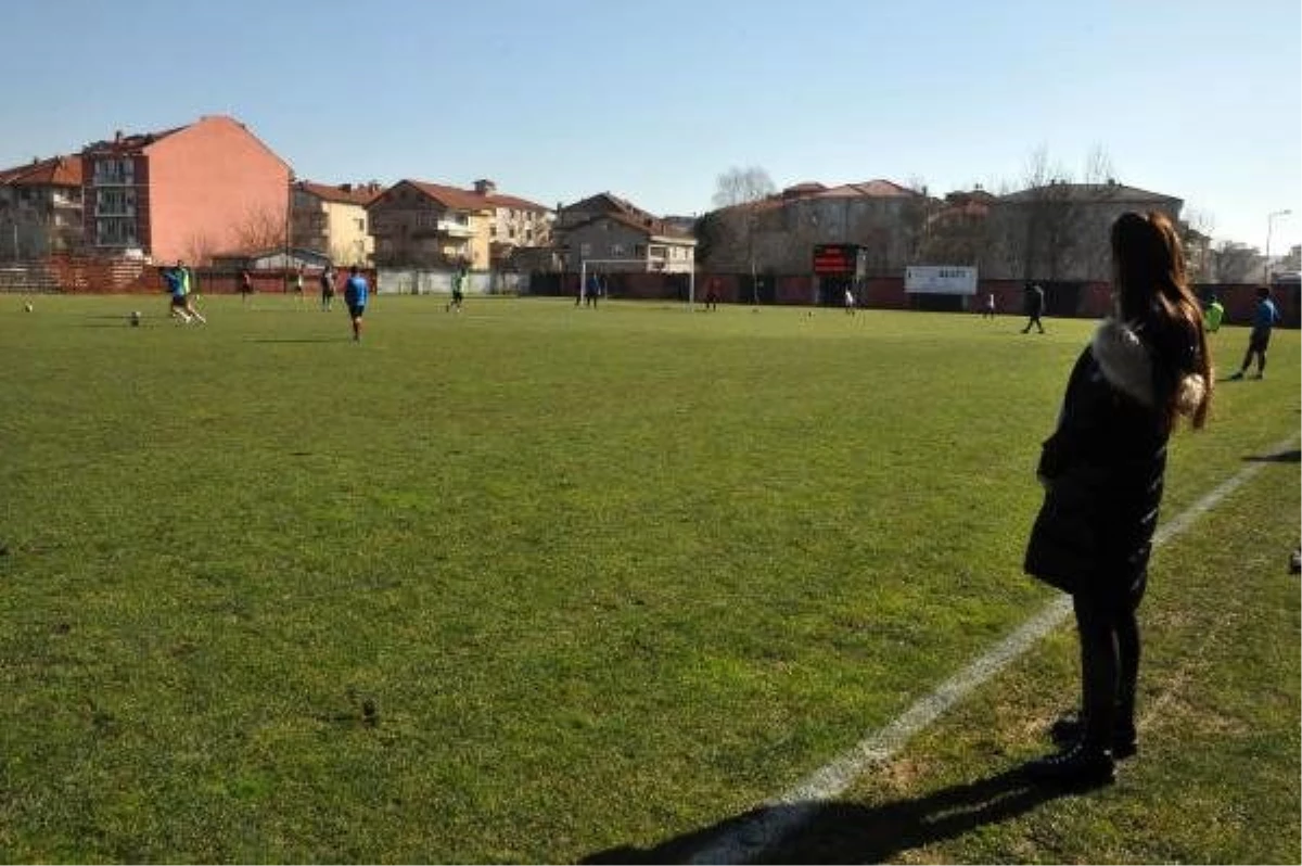 Kadın kulüp başkanı takımıyla ilk maçında mağlubiyet yaşadı