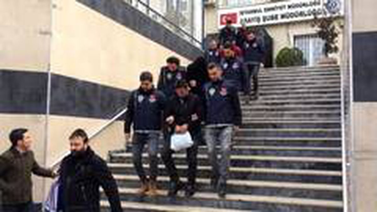 Kendilerine polis süsü veren çete çökertildi
