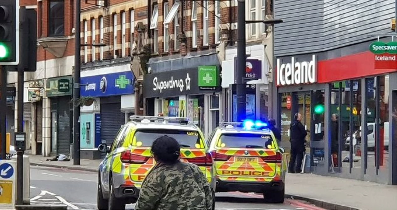 Londra\'da bıçaklı terör saldırısı: Yaralılar var