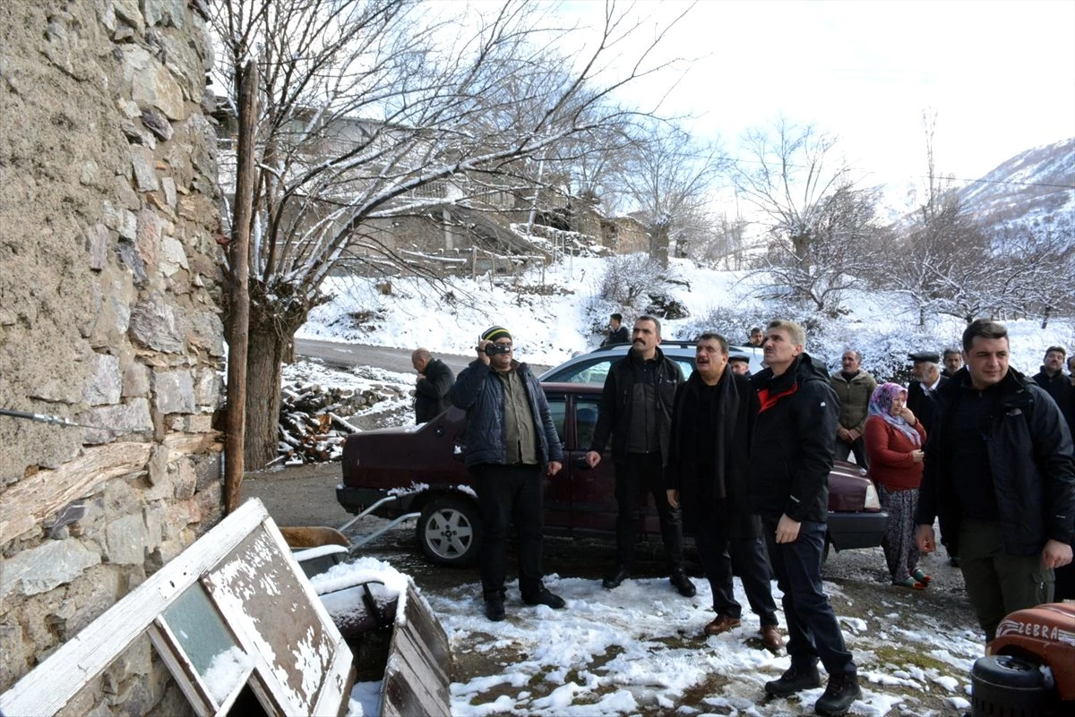 Malatya Valisi Baruş, depremden etkilenen mahallelerde incelemelerde bulundu Açıklaması