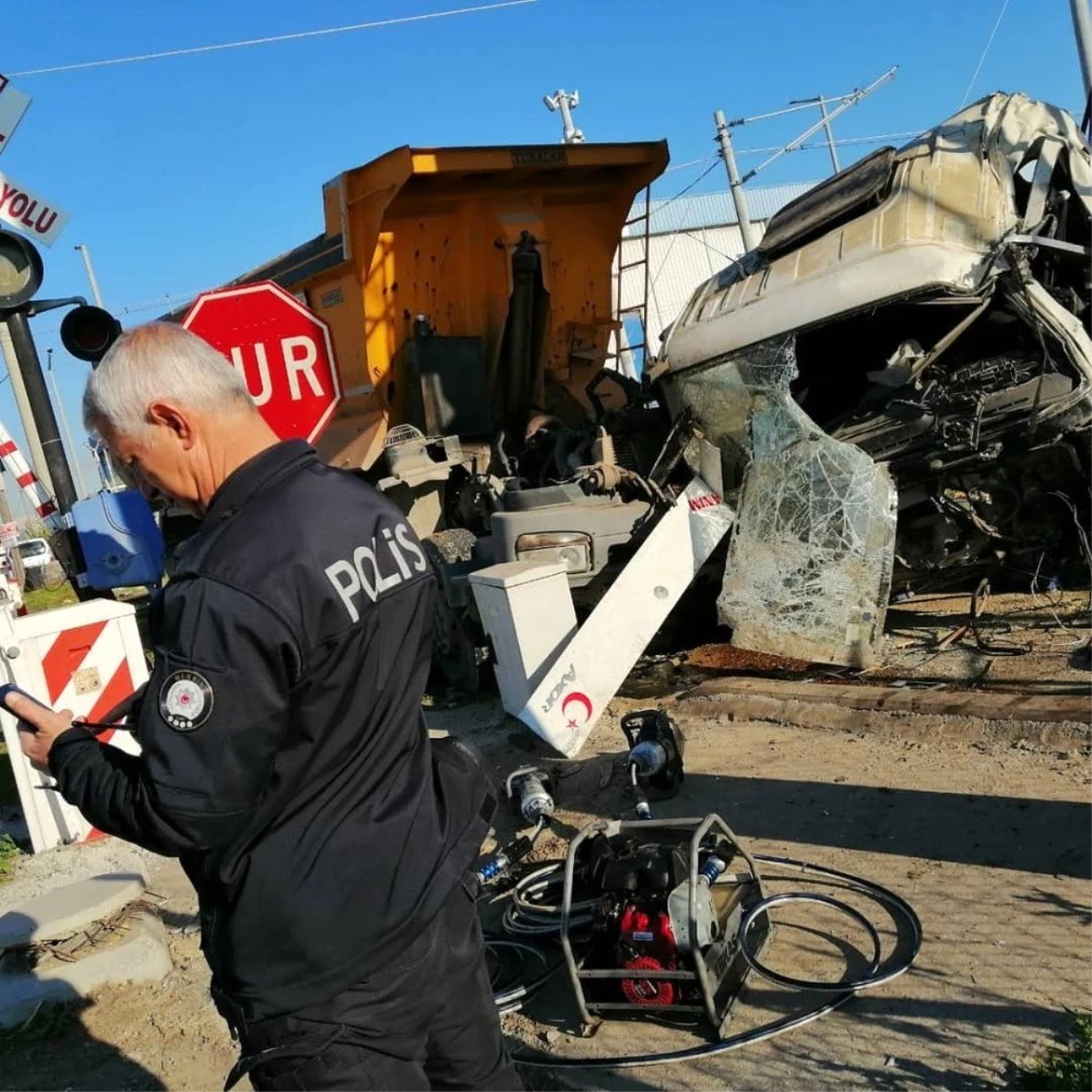 Mersin\'de tren hafriyat kamyonuna çarptı: 1 ölü