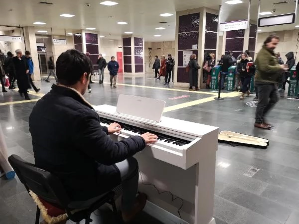 Metroda piyano çalıyor, topladığı paralarla çocuklara kışlık giyecekler alıyor