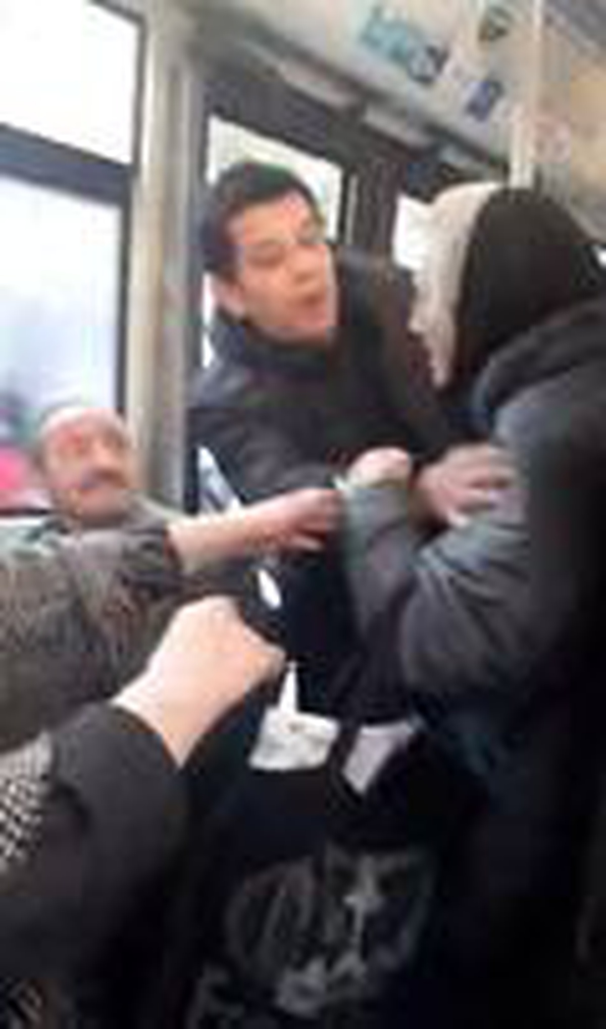 Otobüste yaşlıların kavgası kameraya yansıdı