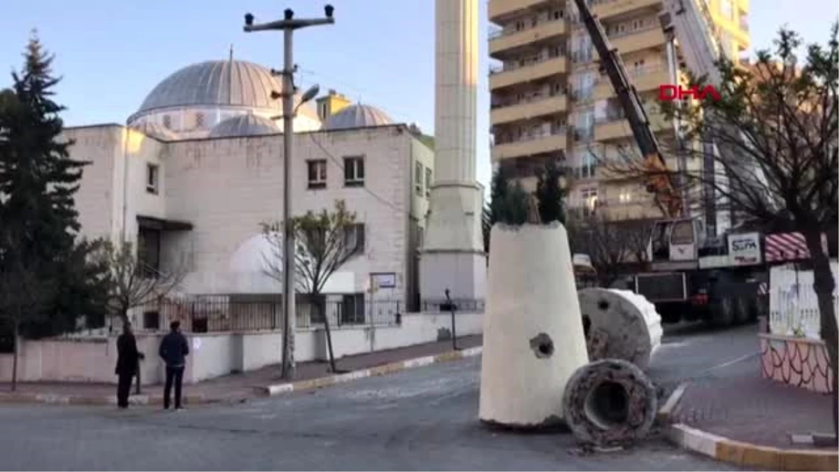 Şanlıurfa depremde hasar gören minarenin yıkımına başlandı