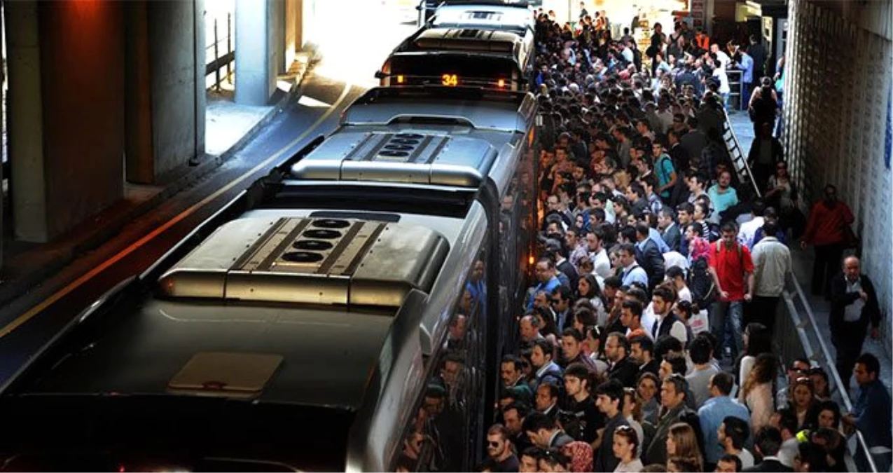 Toplu taşımada yeni dönem: İstanbullular telefonlarını İstanbulkart olarak kullanabilecek