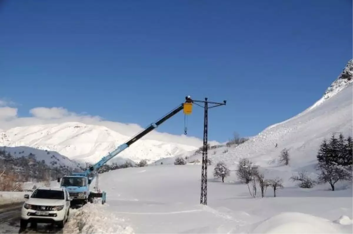 Tunceli\'nin 3 ilçesinde hasar gören elektrik nakil hatları onarılıyor