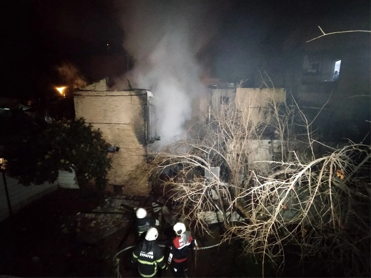 Adana\'da 2 katlı ahşap ev yangında kül oldu