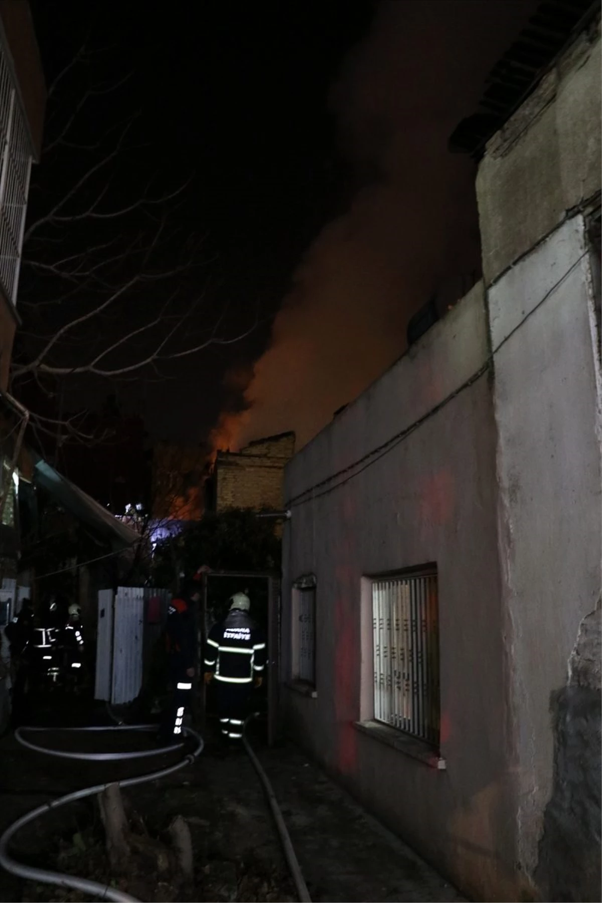 Adana\'daki ev yangınında dumandan etkilenen kişi hastaneye kaldırıldı