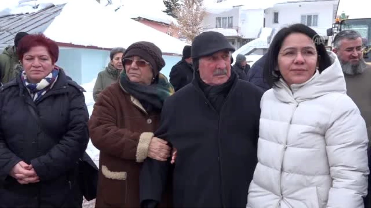 Aşık Veysel\'in kızı, babasının türküsüyle son yolculuğuna uğurlandı - SİVAS