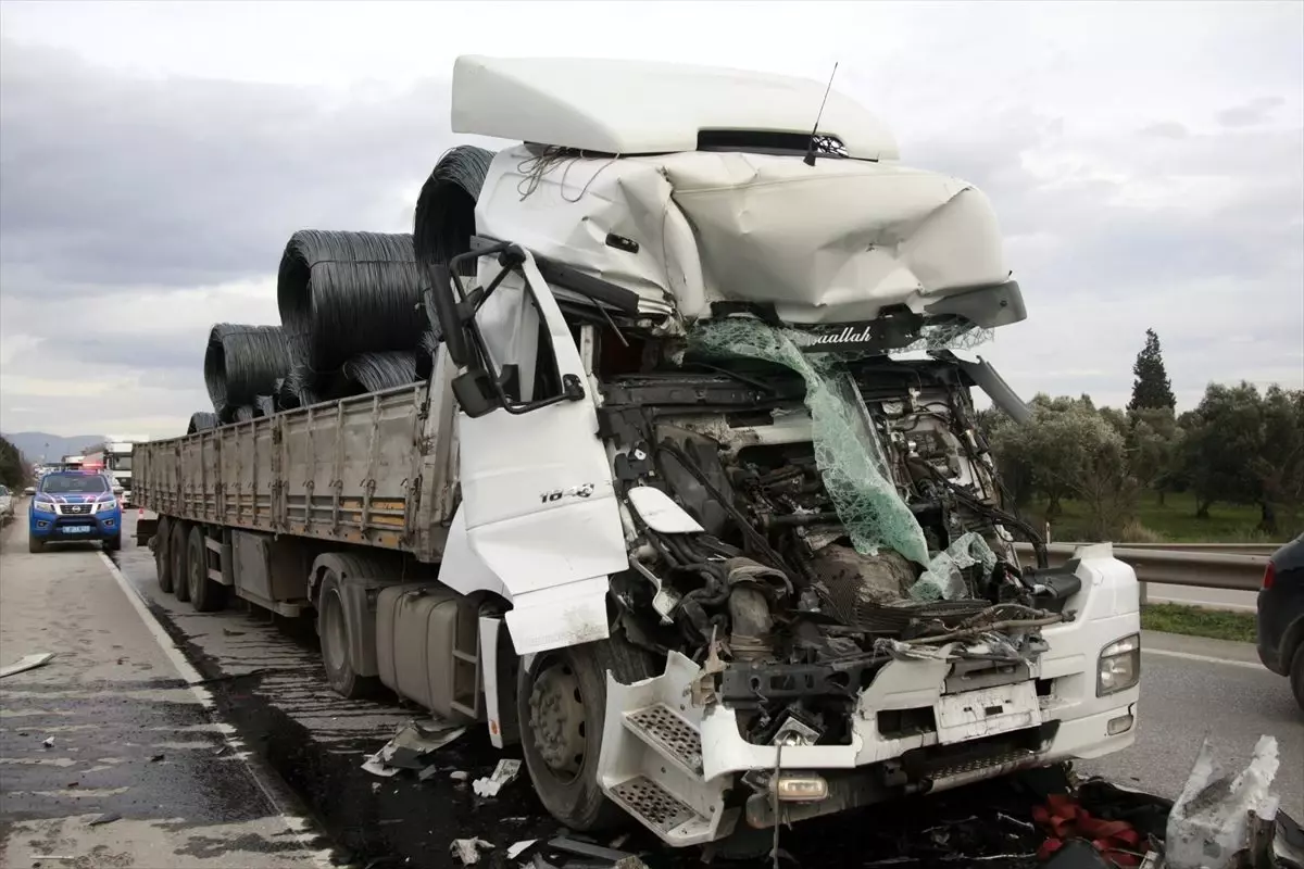 Bursa\'da zincirleme trafik kazasında tırda sıkışan sürücü kurtarıldı