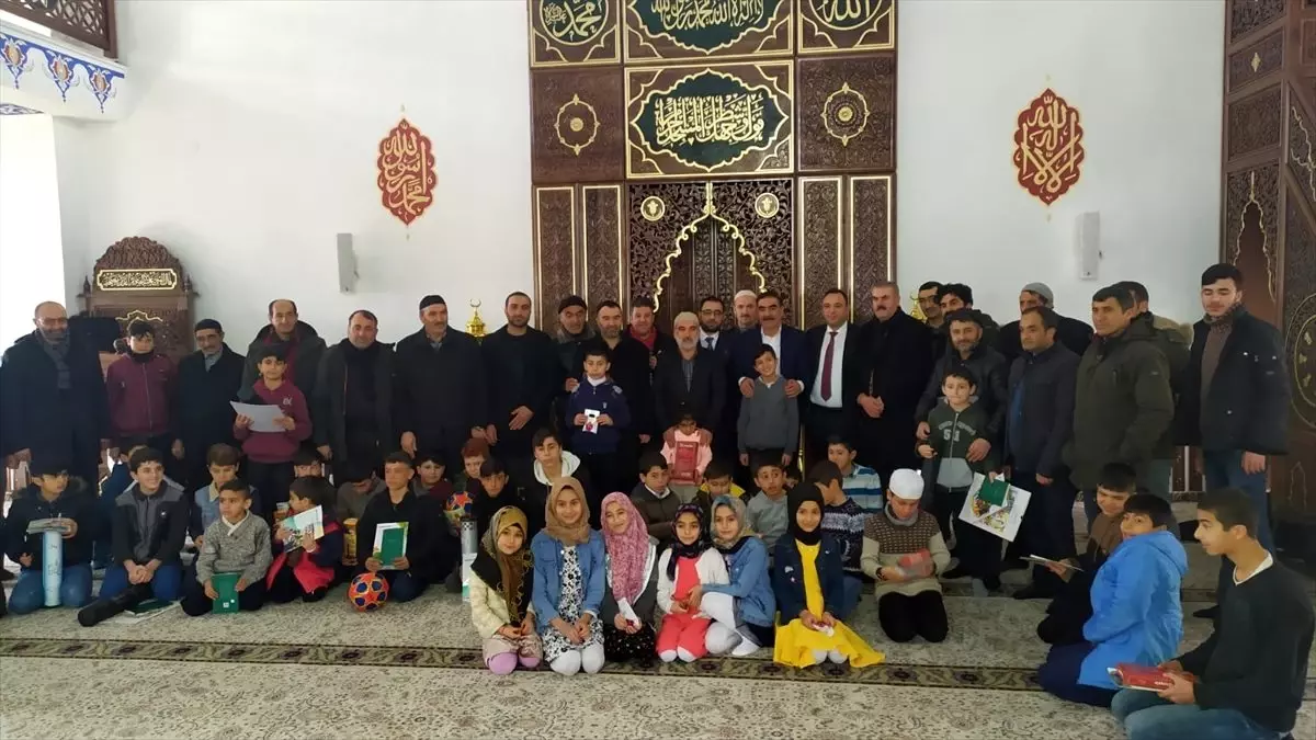 "Cami, Çocuk ve Namaz Buluşması"na katılan öğrencilere hediye verildi