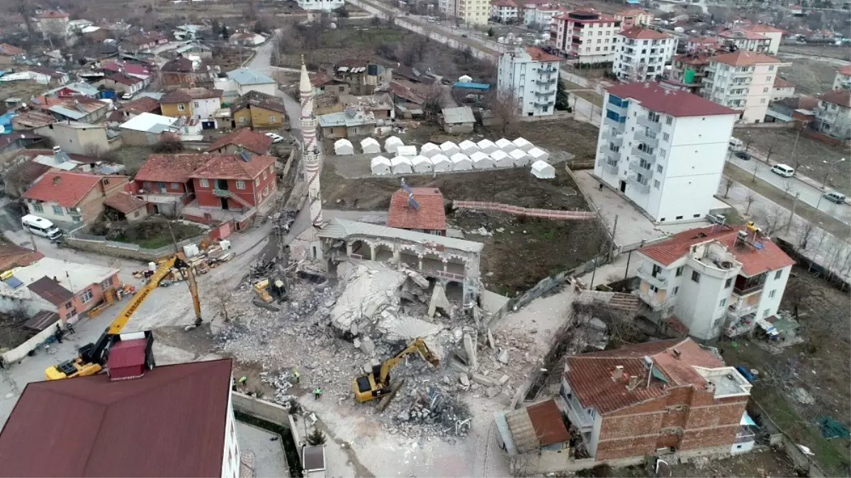 Depremde ağır hasar alan cami böyle çöktü