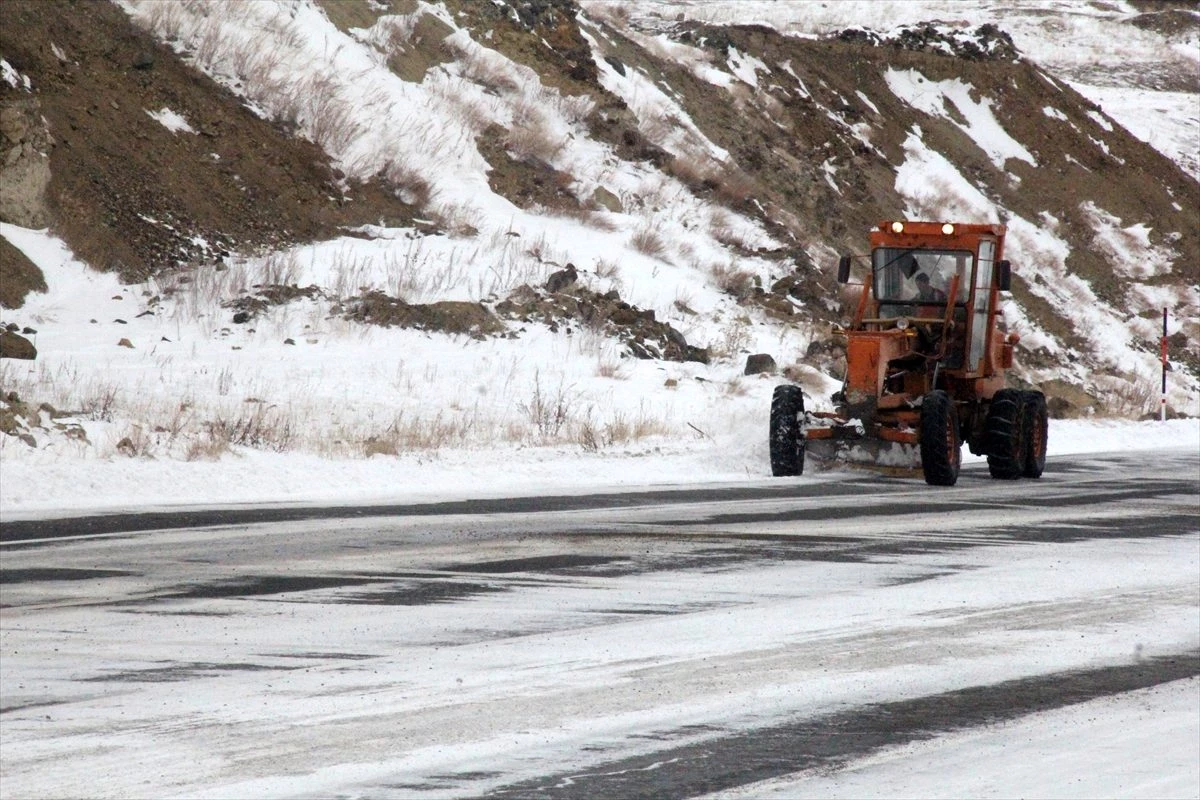 Doğu Anadolu\'daki 5 ilde 137 köy ve mahalle yolu kardan dolayı ulaşıma kapalı